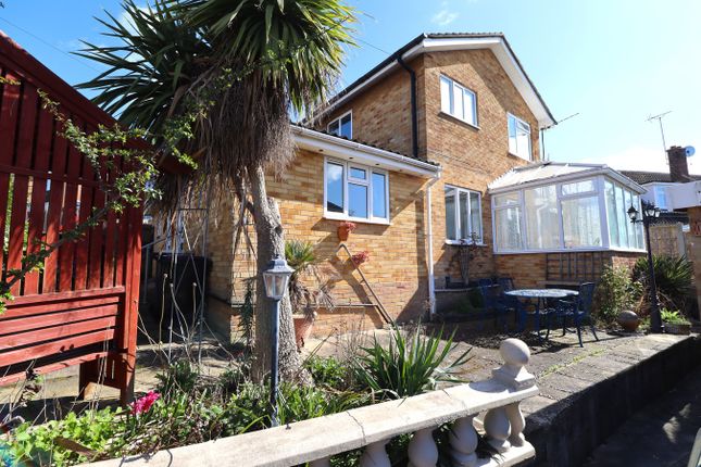 Upper Lambricks, Rayleigh, SS6 4 bed detached house for sale