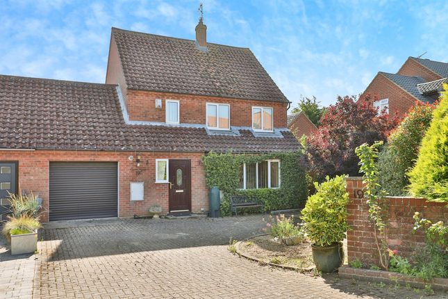 3 bed link detached house