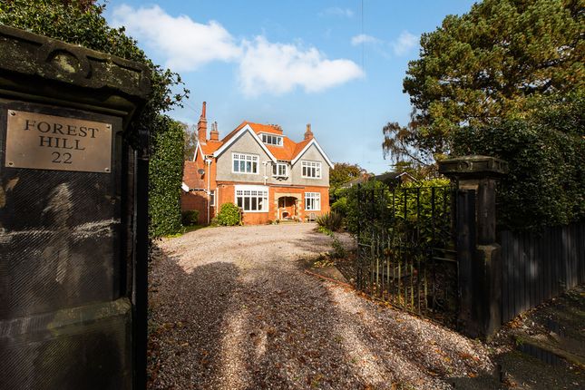 5 bed detached house