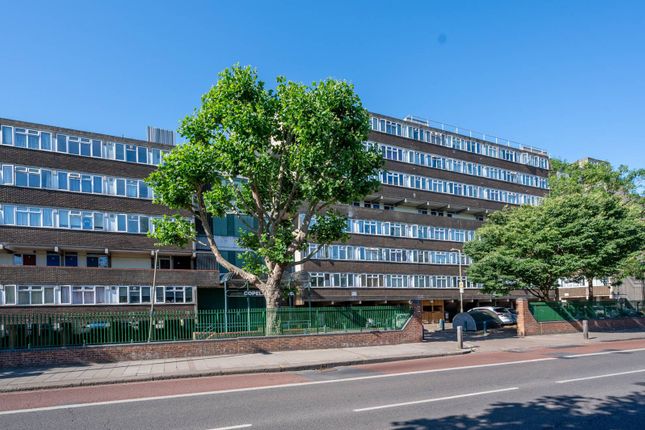 Garratt Lane, Tooting, London, SW17 3 bed flat for sale