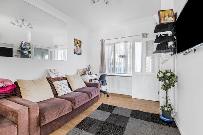 Queens Road, Barnet N3 2 bed terraced house for sale