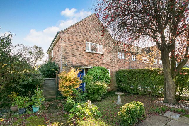 Knights Close, Egham, Surrey, TW20 2 bed end of terrace house for sale