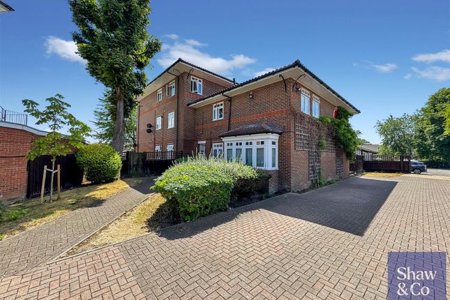 Apsley House, Staines Road, Hounslow TW4 2 bed flat for sale
