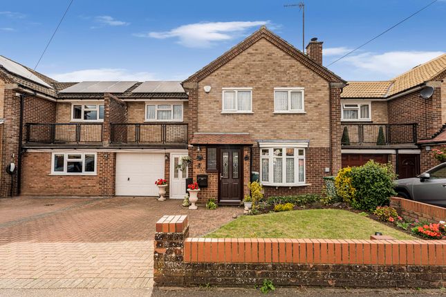 Richardson Close, London Colney, St.... 3 bed semi
