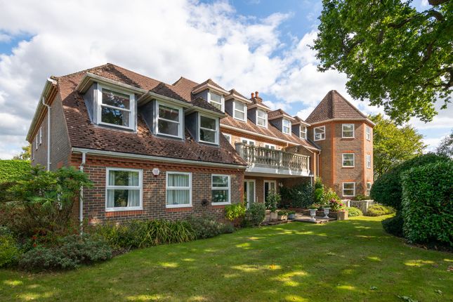 Batts Hill, The Lodge Batts Hill, RH2 3 bed apartment for sale