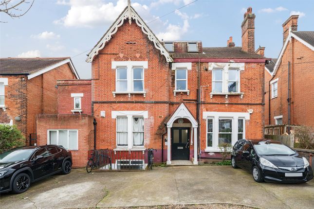 Hopton Road, London SW16 3 bed apartment for sale