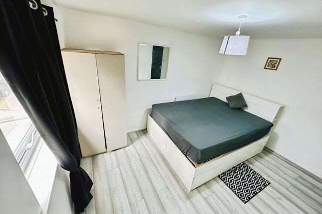 Gurney Close, London IG11 2 bed flat for sale