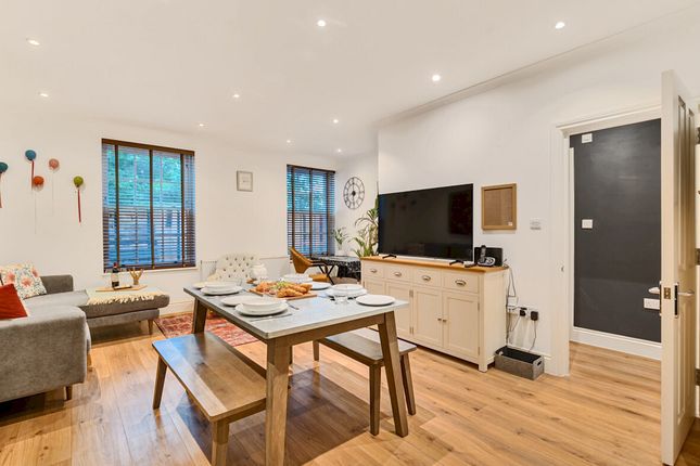 Courtview House, East Molesey, KT8 2 bed flat for sale