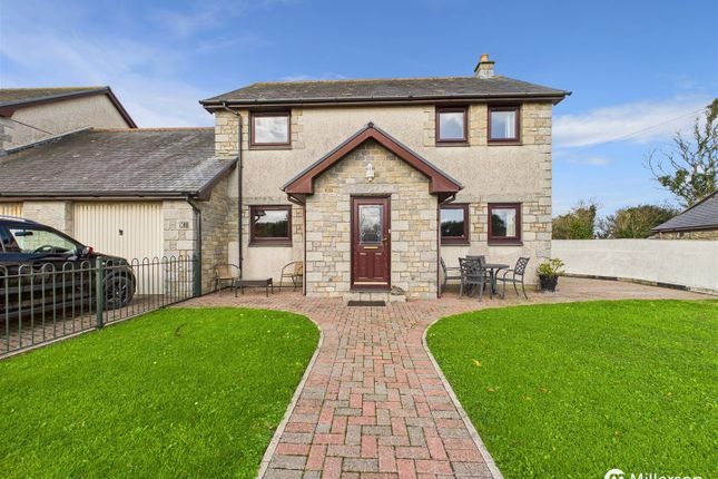 3 bed link detached house