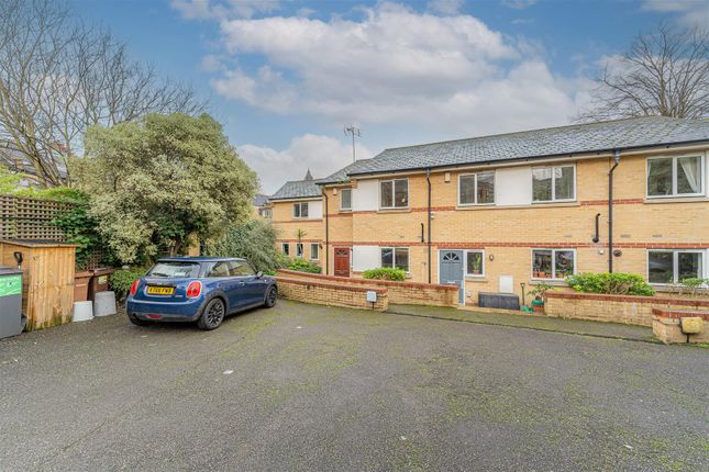 Alvington Crescent, London 3 bed house for sale