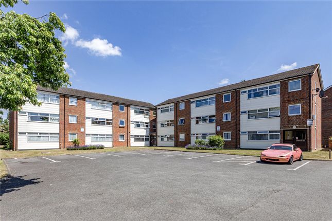 New Court, Addlestone, Surrey, KT15 2 bed apartment for sale