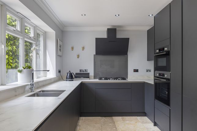 Bousley Rise, Ottershaw, KT16 5 bed detached house for sale