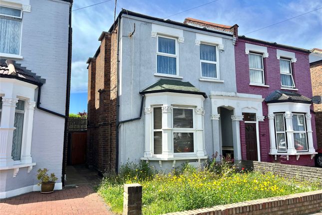 Westbury Road, Bounds Green, London, N11 2 bed apartment for sale