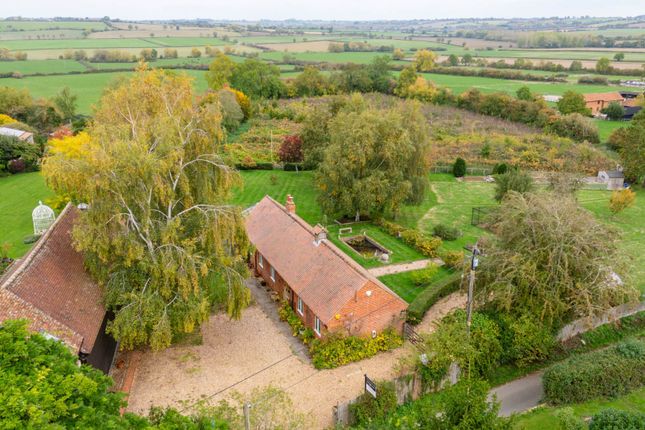 Manor Field, Weedon, Buckinghamshire. 2 bed detached bungalow for sale