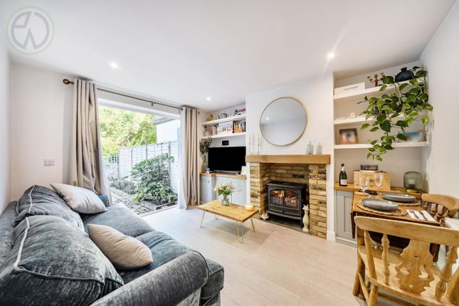 Runnymede, Colliers Wood SW19 2 bed flat for sale