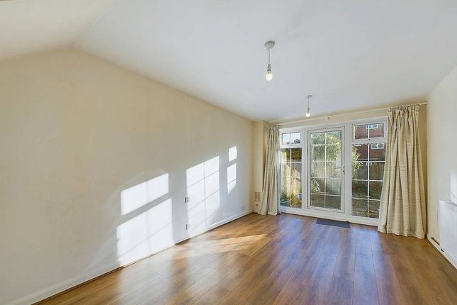Ravens Close, Bromley BR2 3 bed terraced house for sale