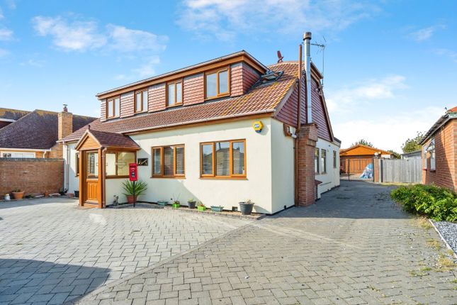 Sandy Point Road, Hayling Island PO11 4 bed detached house for sale