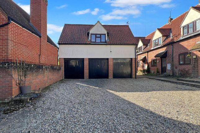 Old Mill Chase, Wethersfield... 2 bed coach house for sale