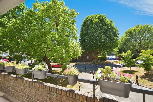 Romulus Court, Brentford Dock 3 bed apartment for sale