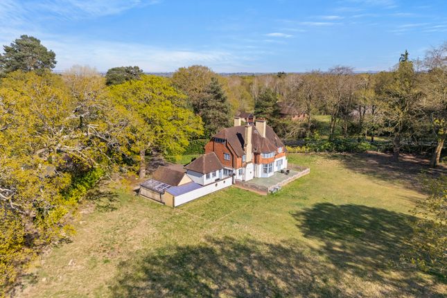 East Road, Surrey KT13 6 bed house for sale