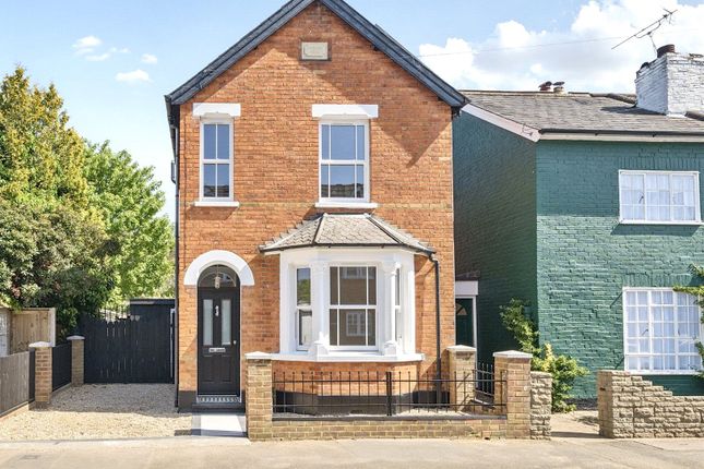 Queen Street, Surrey KT16 3 bed detached house for sale
