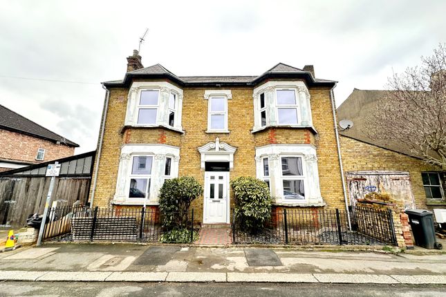 5 bed detached house