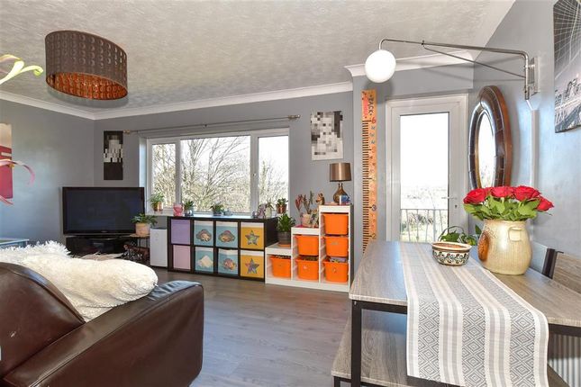 Sunderland Close, Rochester, Kent 2 bed flat for sale