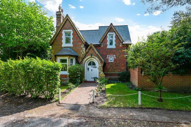 Farnborough Road, Farnborough, GU14 8BA 3 bed detached house for sale
