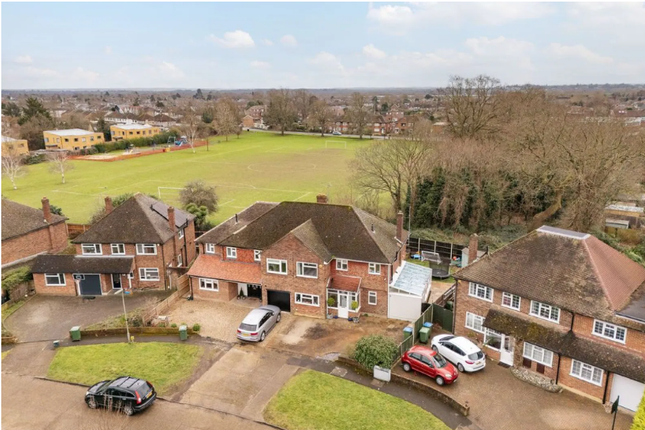 Mole Abbey Gardens, West Molesey KT8 3 bed semi