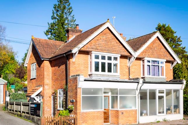 High Street, Heathfield TN21 3 bed semi