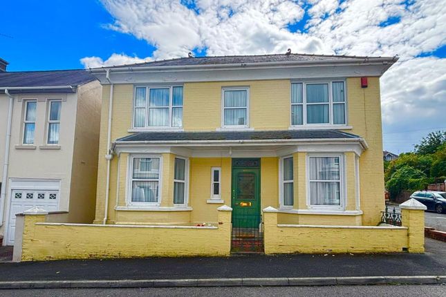 Alan Road, Llandeilo, Carmarthenshire. 4 bed detached house for sale