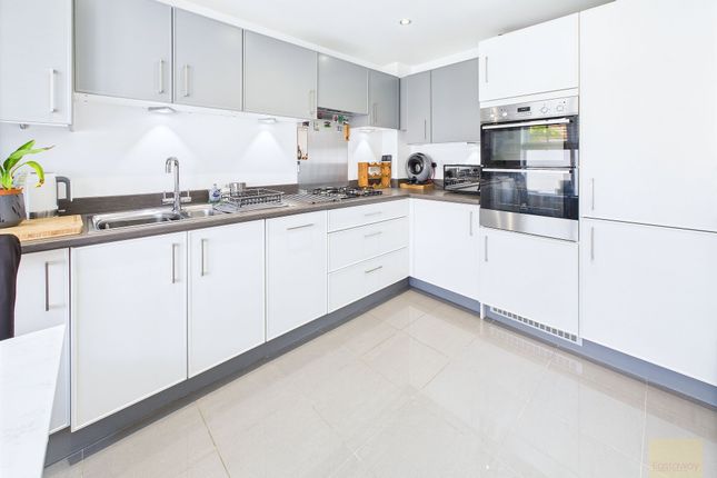 Kingsdown Drive, Stamford PE9 3 bed semi