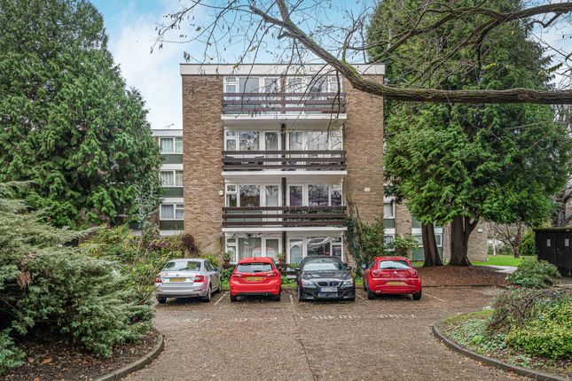 Abbots Park, St. Albans, Hertfordshire 3 bed flat for sale