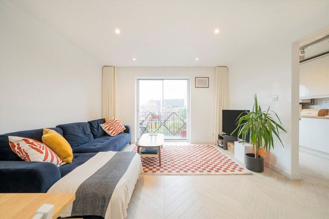 Earlston Grove, London E9 2 bed flat for sale