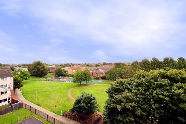 Frensham Court, Mitcham, CR4 3 bed flat for sale