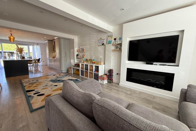 Hillside Avenue, Borehamwood 3 bed semi