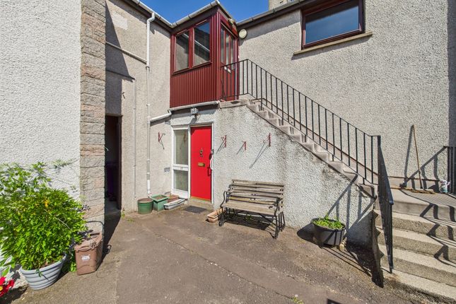 17 Dalgetty Court, Muirhead, Dundee... 2 bed flat for sale