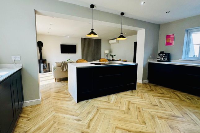 6 bedroom detached house for sale