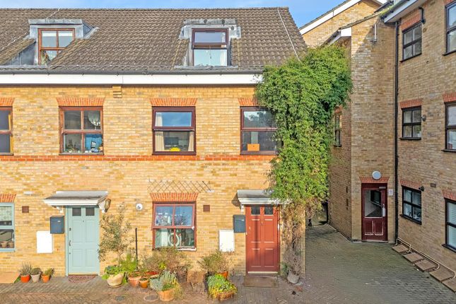 Louisa Close, Victoria Park Village 3 bed townhouse for sale