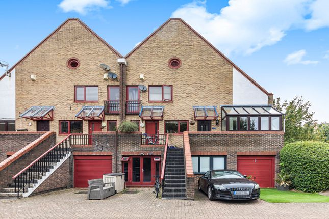 Bywater Place, London, SE16 2 bed maisonette for sale