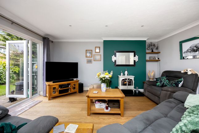 Clover Way, Horley RH6 5 bed detached house for sale