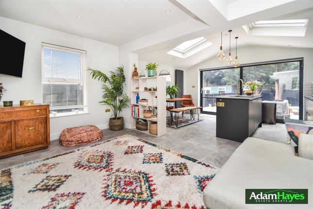 High Road, London N20 3 bed apartment for sale