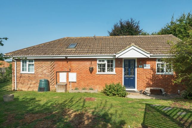 Sandown Close, Alton, Hampshire, GU34 3 bed bungalow for sale