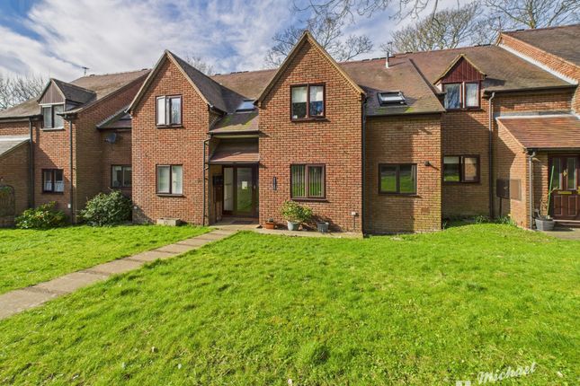 Chadbone Close, Aylesbury, Hertfordshire 2 bed flat for sale