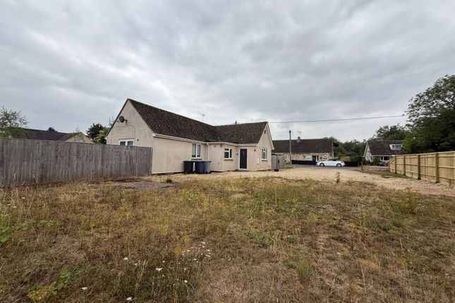 Lawton Avenue, Carterton... 3 bed detached bungalow for sale