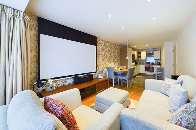 Flowers Avenue, Ruislip, HA4 2 bed flat for sale