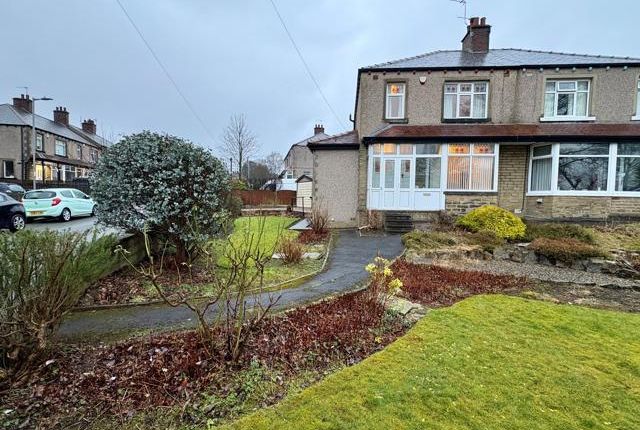 Briarwood Drive, Wiibsey, Bradford 3 bed semi