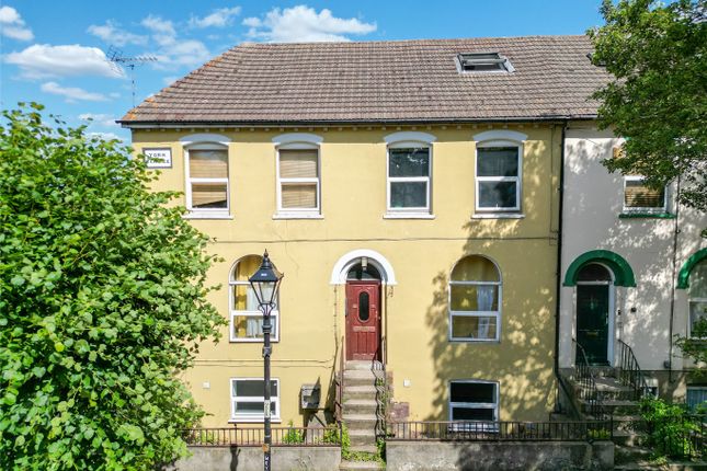 Marlborough Road, Gillingham, Kent, ME7 2 bed flat for sale