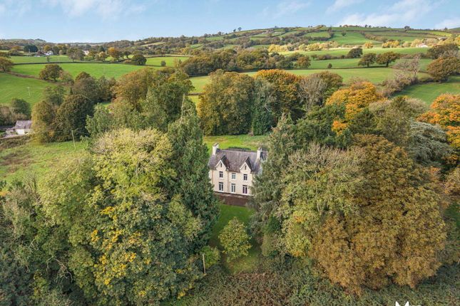 Llandeilo SA19 6 bed detached house for sale