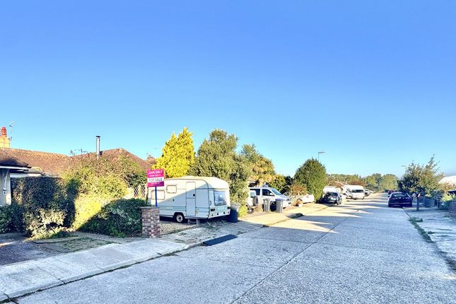 George V Avenue, Lancing, BN15 2 bed semi